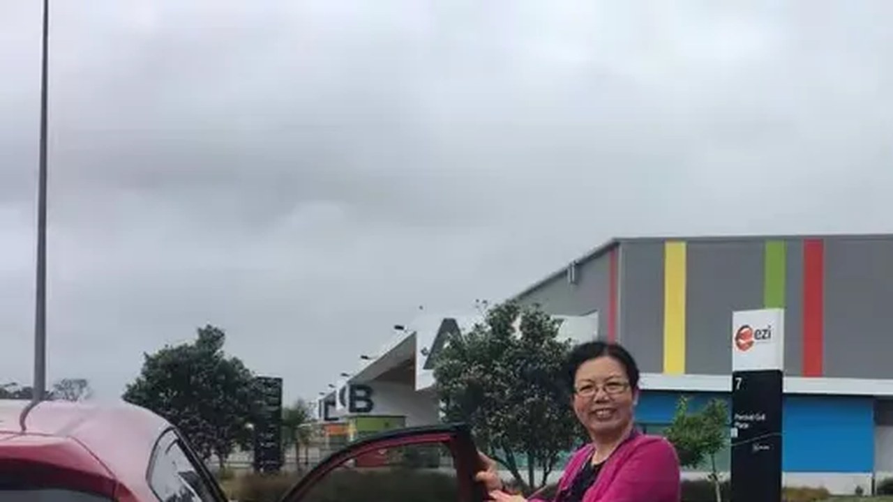 加油站旁的快乐姥姥与红色小车